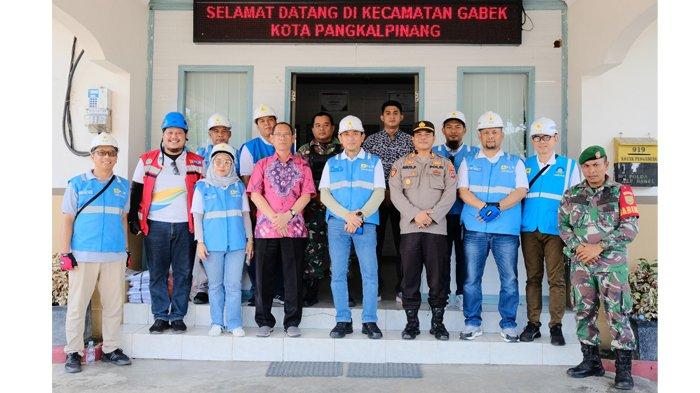 General Manager PLN UIW Babel. Mohammad Munief Budiman (baris depan tengah) di dampingin  Camat Gabek, Suandi (baris depan batik) dan Kapolsek Tamansari, AKP Agus Prastiawan dan Manajemen PLN UIW Babel saat melakukan inspeksi di Kantor Kecamatan Gabek