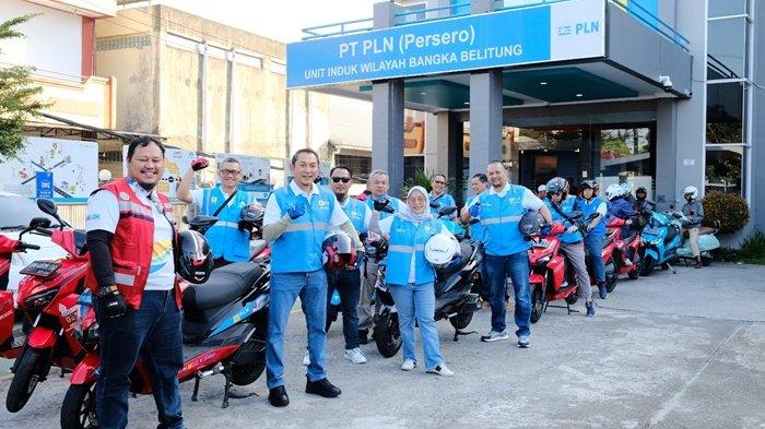dari kiri ke kanan : Manager K3L & Kam, Eko Hadianto, Senior Manager Teknik, Dicky Hiwardi , General Manager PLN Babel, Mohammad Munief Budiman, Senior Manager KKU, Anton Wahyu Utomo, Senior Manager Perencana, Imam Asrori, Senior Manager Niaga, Yuli Ashanianis, Manager PLN UP3 Bangka, Muhammad Isra, saat melakukan persaipan melakukan inspeksi pasokan listrik pemilu 2024