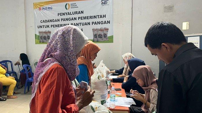 Penyerahan bantuan beras CBP alokasi Februari di Kantor Pos Pangkalpinang, Selasa (27/2/2024)