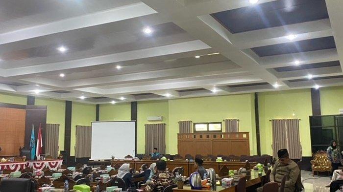 Saat Rapat penyampaian rancangan peraturan daerah (Raperda) pada Masa Persidangan II Tahun 2024 di Ruang Paripurna DPRD Bangka Tengah belum dimulai, Kamis (29/2/2024)