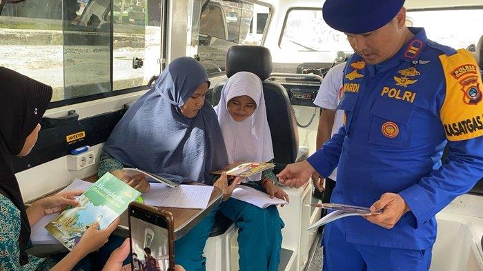 Siswa kelas VI Sekolah Dasar (SD) Negeri 13 Koba berkunjung ke Perpustakaan Terapung milik Satuan Polisi Air dan Udara Polres Bangka Tengah yang berada di Desa Kurau Kecamatan Koba Kabupaten Bangka Tengah, Jumat (1/3/2024).