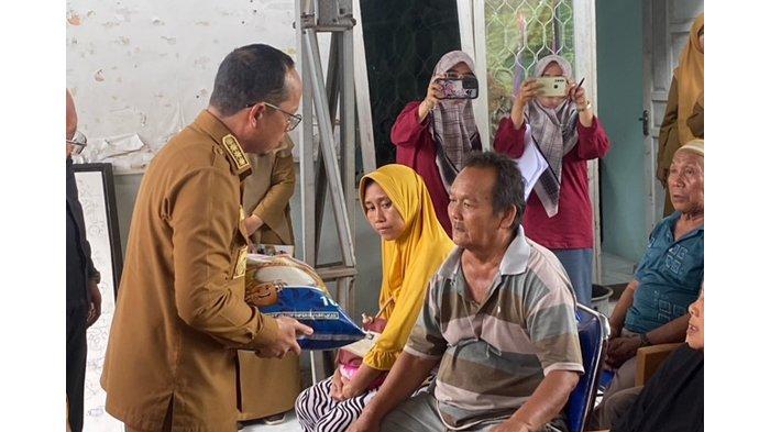 Warga Kecamatan Koba menerima bantuan beras premium program Rastrada di Kantor Lurah Arung Dalam, Kabupaten Bangka Tengah ( Bateng ).