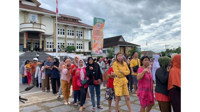 Antrean mengular masyarakat berburu beras di gerakan pangan murah di depan Kantor Wali Kota Pangkalpinang, Rabu (6/3/2024).