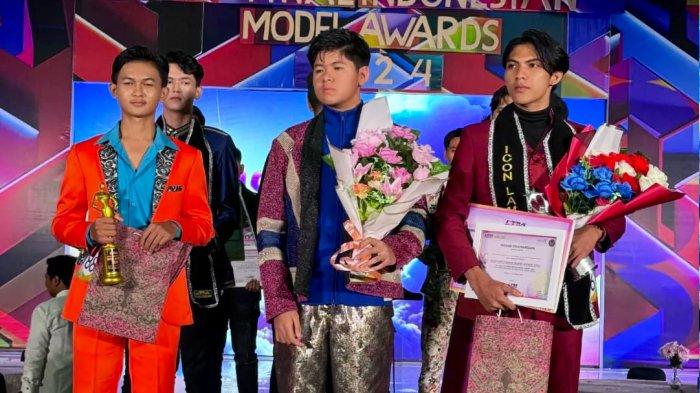 Axel Frederico Franky Boen (tengah), siswa SMP Setia Budi Plus Sungaliat Kabupaten Bangka saat meraih prestasi di Indonesiaan Modeling Award di Jakarta baru baru ini.