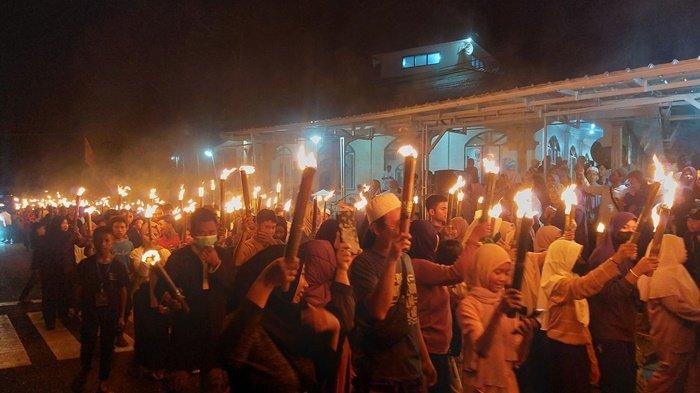 Masyarakat Mentok, berkeliling berjalan membawa obor, sembari bersalawat berjalan di Dusun Daya Baru Pal 4, Kecamatan Mentok, Kabupaten Bangka Barat, foto diambil, Sabtu (9/3/2024).