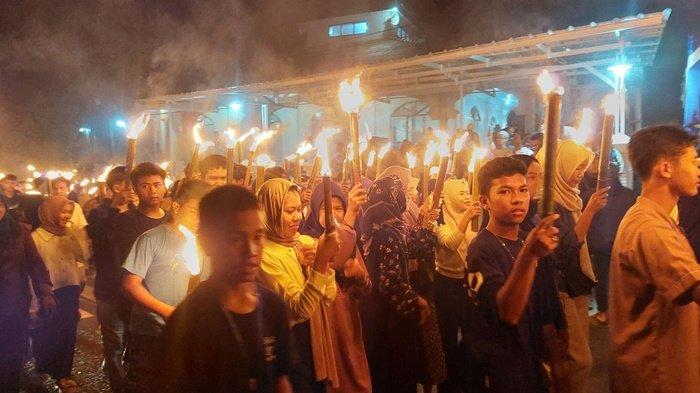 Masyarakat Mentok, berkeliling berjalan membawa obor, sembari bersalawat berjalan di Dusun Daya Baru Pal 4, Kecamatan Mentok, Kabupaten Bangka Barat, foto diambil, Sabtu (9/3/2024).