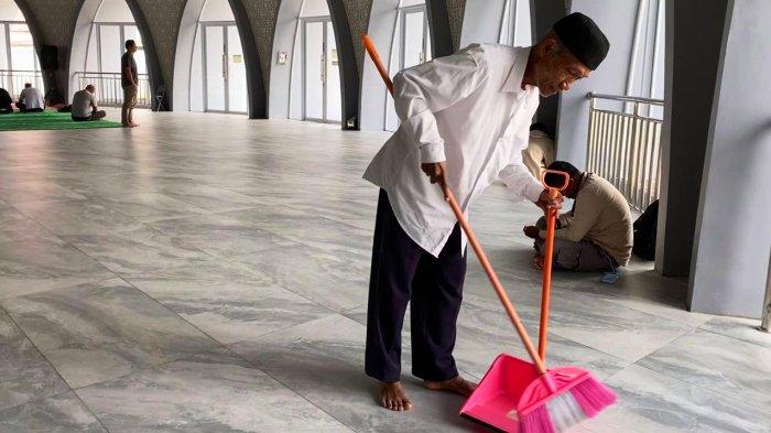 Tarmizi (68), marbot masjid Agung Kubah Timah Pangkalpinang saat membersihkan bagian dalam masjid, Selasa (12/3/2024).