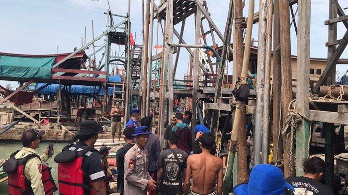 Sejumlah aparat kepolisian dari Polres Bangka Selatan saat melakukan patroli kepada para penambang di Perairan Laut Sukadamai, Jumat (15/3/2024) kemarin. Patroli tersebut dilakukan guna menindak sejumlah PIP yang tidak memiliki SPK.