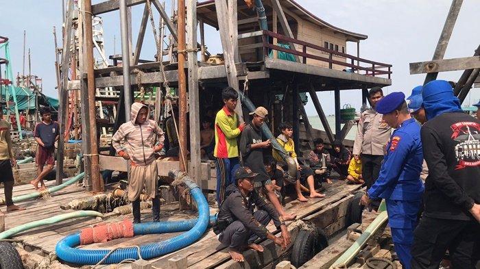 Sejumlah aparat kepolisian dari Polres Bangka Selatan saat melakukan patroli kepada para penambang di Perairan Laut Sukadamai, Jumat (15/3/2024) kemarin. Patroli tersebut dilakukan guna menindak sejumlah PIP yang tidak memiliki SPK.