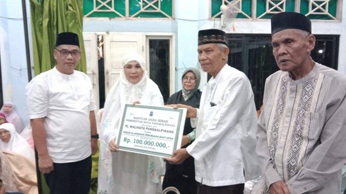 Penyerahan dana hibah untuk Masjid Al-Hasanah Kelurahan Bacang dalam Safari Ramadhan 1445 H, Penjabat (Pj) Wali Kota Pangkalpinang bersama Sekretaris Daerah (Sekda) Kota Pangkalpinang, Senin (18/3/2024) malam.