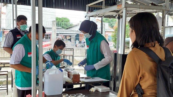 Sejumlah petugas dari Badan POM Pangkalpinang saat melakukan pengujian 36 sampel jajanan pasar dan takjil di Mal UMKM Toboali, Senin (18/3/2024) kemarin. Dari pemeriksaan tersebut semua jajanan dipastikan aman untuk dikonsumsi.