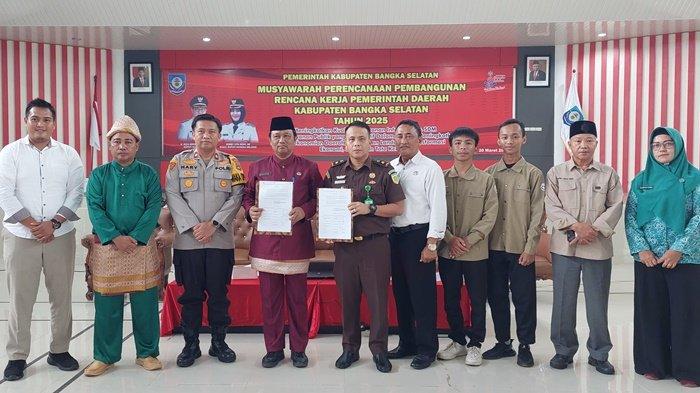 Pj Sekretaris Daerah Kabupaten Bangka Selatan, Harus Setiawan ketika menandatangani kesepakatan penyusunan RKPD tahun 2025 di Gedung Serbaguna Pemkab Bangka Selatan, Rabu (20/3/2024). Ditargetkan sejumlah pelayanan dapat meningkat pada tahun 2025 mendatang.