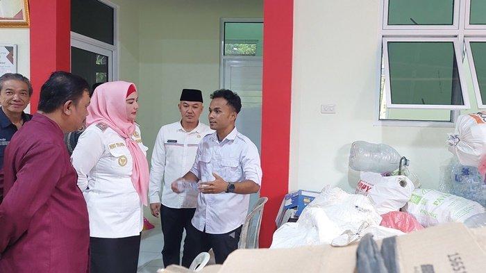 Wakil Bupati Bangka Selatan, Debby Vita Dewi saat meninjau produksi sampah yang telah dipilah bank sampah induk milik Dinas Lingkungan Hidup, Rabu (20/3/2024) sore. Bank sampah tersebut diharapkan mampu mengurangi produksi sampah plastik di tengah masyarakat.