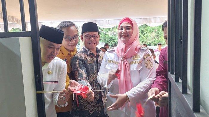 Wakil Bupati Bangka Selatan, Debby Vita Dewi saat meresmikan bank sampah induk milik Dinas Lingkungan Hidup, Rabu (20/3/2024) sore. Bank sampah tersebut diharapkan mampu mengurangi produksi sampah plastik di tengah masyarakat.