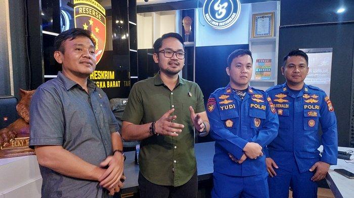 Kasat Reskrim Polres Bangka Barat, AKP Ecky Widi Prawira bersama Kasat Polairud Polres Bangka Barat Iptu Yudi Lasmono dan jajarannya memberikan keterangan terkait perkembangan kasus penyelundupan pasir timah kering yang dikemas menjadi 273 karung dari Desa Teluk Limau, Parittiga, Kamis (21/3/2024).