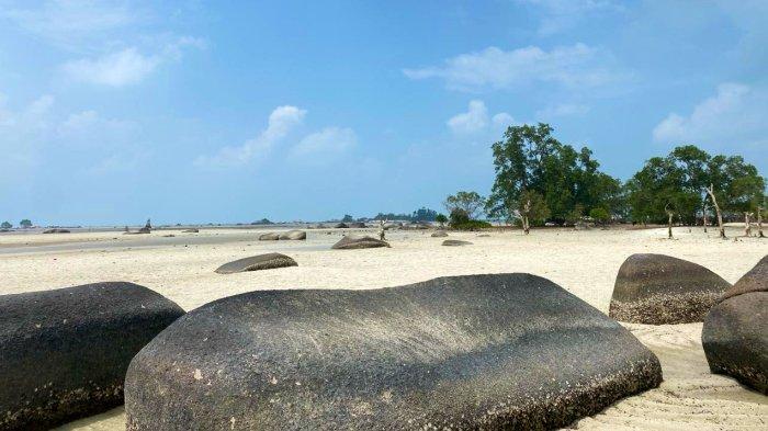 Kawasan Pantai Mentigi, Desa Teluk Limau, Kecamatan Parittiga, Kabupaten Bangka Barat, Provinsi Kepulauan Bangka Belitung. Foto diambil pada Kamis (21/3/2024).