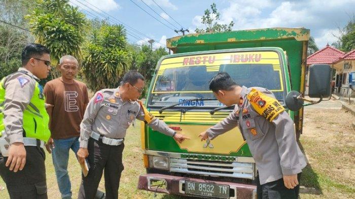 Polres Bangka Tengah dan Polsek Simpang Katis melakukan pemeriksaan terhadap truk yang menabrak bocah 7 tahun di Simpangkatis, Kabupaten Bangka Tengah