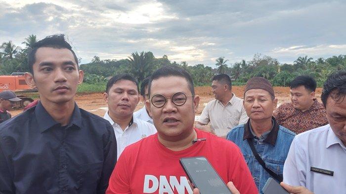 Bupati Bangka Selatan, Riza Herdavid didampingi Founder Hotel Sewarna Manunggal, Andi Listianto.