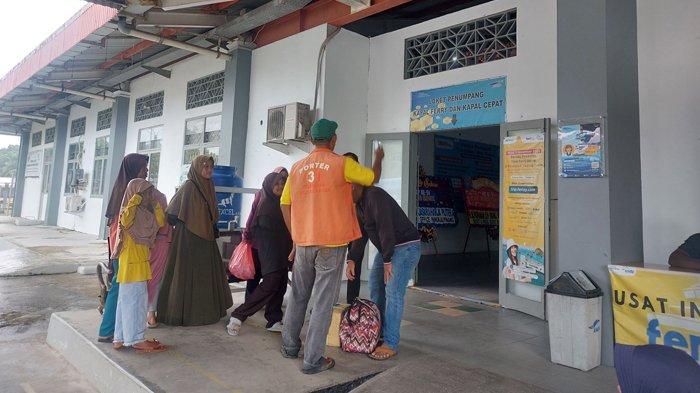 Penumpang kapal di Tanjungkalian, memasuki ruang tunggu pelabuhan. Saat ini, PT ASDP Indonesia Ferry (Persero) telah menerapkan sistem tiket online atau e-ticketing di Pelabuhan Tanjungkalian, Mentok, Kabupaten Bangka Barat, untuk menghidari pencaloaan dan antrean panjang penumpang