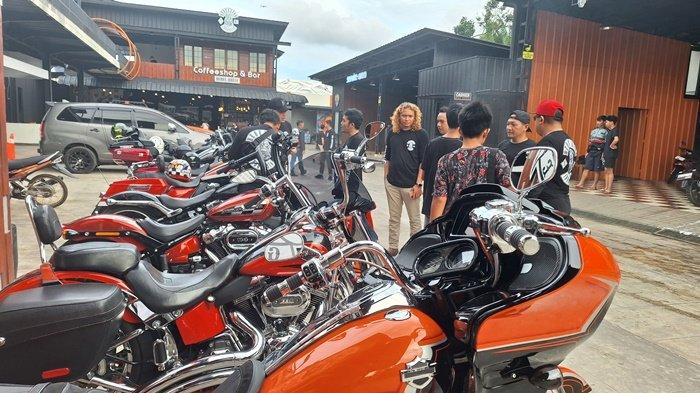 Suasana saat komunitas Rabellion MC turut melakukan aksi sosial dengan berbagi ratusan takjil gratis pada Kamis (28/3/2024) petang kemarin.