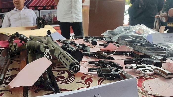 Polda Jabar memperlihatkan puluhan senjata api ilegal yang disita dari sebuah rumah di Kawasan Cimenyan, Kabupaten Bandung dalam jumpa pers, Rabu (26/3/2024).