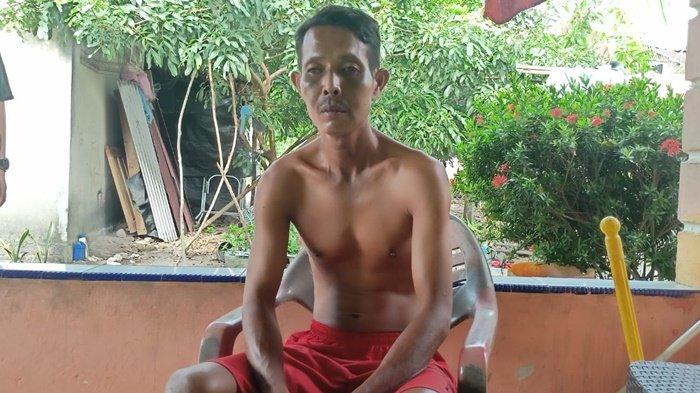 Asnadi (40) warga Kecamatan Mentok, Kabupaten Bangka Barat, yang diduga menjadi korban penganiayaan, foto diambil, Selasa (2/4/2024)