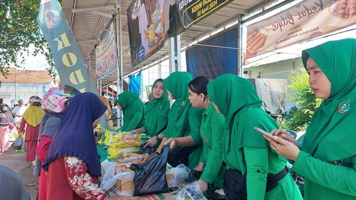 Sejumlah ibu rumah tangga saat tengah antre mendapatkan beras jenis SPHP dalam kegiatan operasi pasar di Mal UMKM Toboali, Selasa (2/4/2024). Total terdapat delapan ton beras dan beberapa ratusan kilogram minyak goreng hingga tepung terigu.