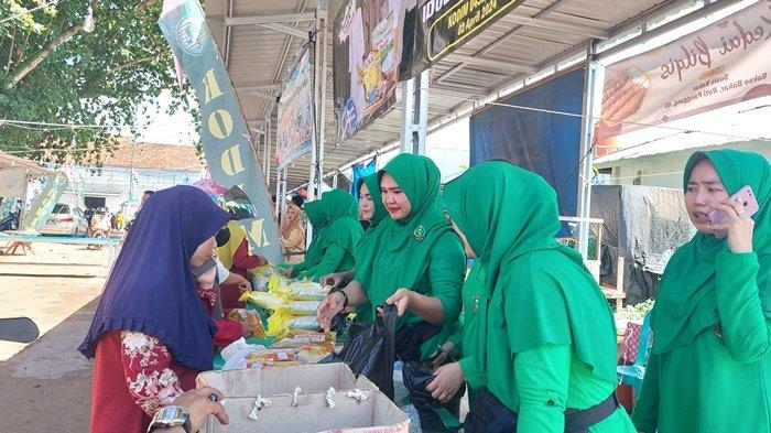 Sejumlah ibu rumah tangga saat tengah antre mendapatkan beras jenis SPHP dalam kegiatan operasi pasar di Mal UMKM Toboali, Selasa (2/4/2024). Total terdapat delapan ton beras dan beberapa ratusan kilogram minyak goreng hingga tepung terigu.