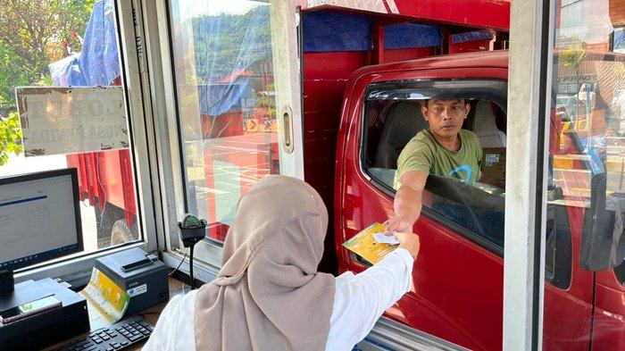 Aktivitas keluar masuk penumpang di pelabuhan Tanjung Kalian Mentok, Kabupaten Bangka Barat, Provinsi Kepulauan Bangka Belitung ( Babel).