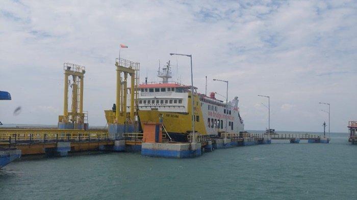 Suasana kapal penumpang bersandar di pelabuhan Tanjung Kalian Mentok