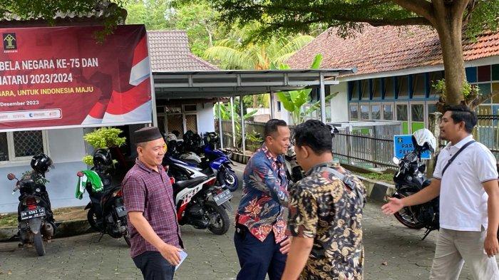 Amri Cahyadi sesaat setelah keluar dari Bapas Pangkalpinang untuk mengurus dokumen diterima cuti bersyarat, Kamis (4/4/2024)