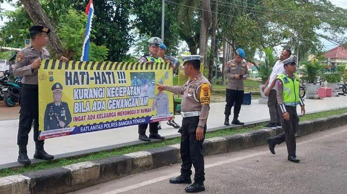 Kepala Satuan Lalu Lintas (Kasatlantas) Polisi Resort (Polres) IPTU Kardonestso Siagian bersama sejumlah personil menghimbau pengendara yang melintas di Jalan Raya Bundaran Ikan Koba untuk mengutamakan keselamatan saat berkendara, Jumat (5/4/2024).