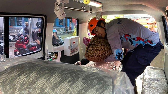 Saat evakuasi jenazah korban kebakaran di Kelurahan Dul, Pangkalan Baru, Kabupaten Bangka Tengah.