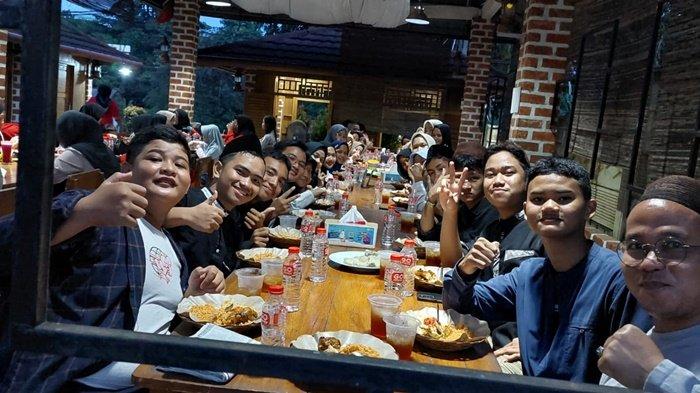 Sejumlah pengunjung saat di New Lesehan Green, Toboali, Bangka Selatan.