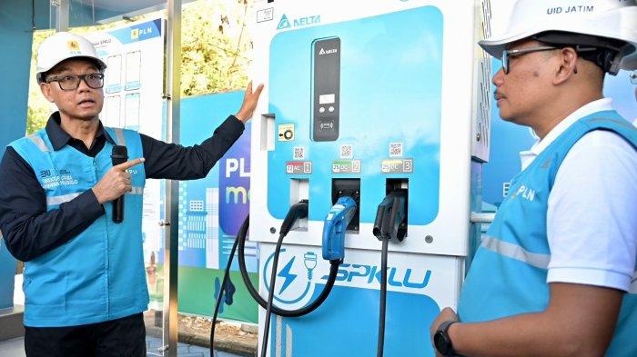 Direktur Utama PLN, Darmawan Prasodjo (kiri) didampingi General Manager PLN Unit Induk Distribusi Jawa Timur, Agus Kuswardoyo (kanan) melakukan peninjauan SPKLU pada rest area km 626B Saradan, Kabupaten Madiun, Jawa Timur.