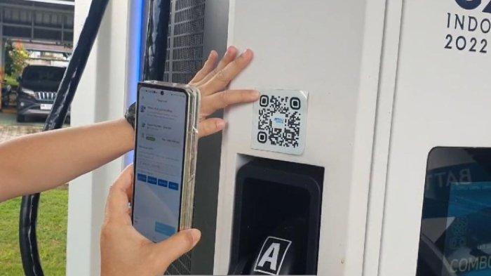 Penggunaan SPKLU mudah dengan menggunakan Aplikasi Pln Mobile, tinggal scan barcode yang ada di SPKLU.