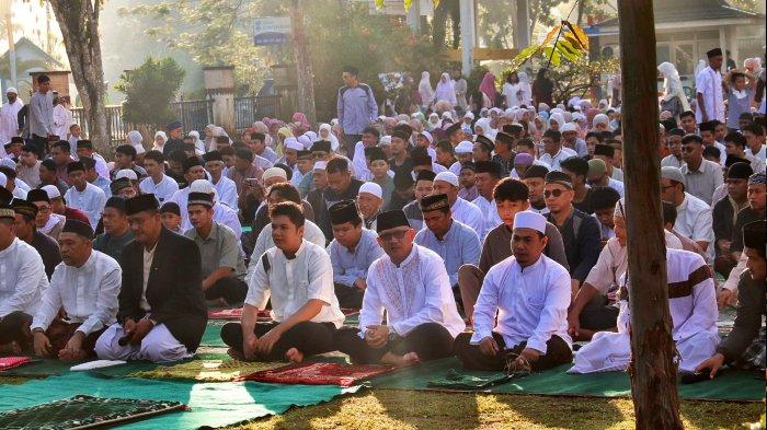 Suasana salat Idulfitri dan ramah tamah di Halaman Kantor Bupati Belitung, Rabu (10/4/2024).