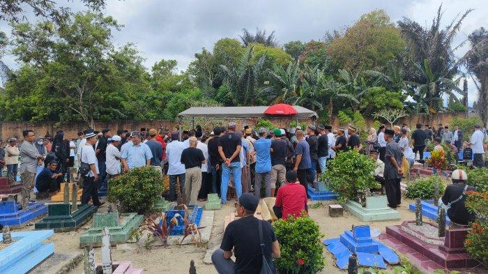 Suasana pemakaman almarhum H Anwar DM di komplek perkuburan jagung pada Sabtu (13/4/2024).