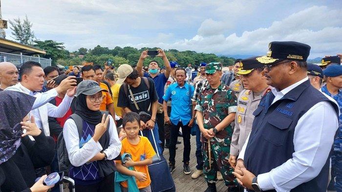 PJ Gubernur Bababel Safrizal pantau pelabuhan Tanjungkalian Mentok. Sepekan arus mudik dan arus balik Lebaran Idulfitri 1445 Hijirah telah dilalui. Padatnya penumpang telah dirasakan sejak H-5 pada Jumat (5/4/2024) lalu dan arus balik terjadi pada Senin (15/4/2024).
