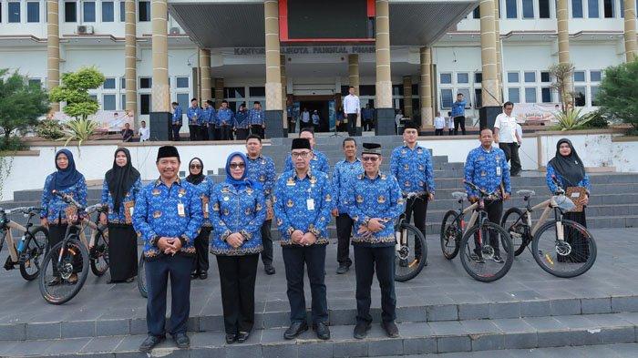 Penyerahan penghargaan lomba kebersihan untuk OPD dan Kelurahan Terbersih, usai Upacara Hari Kesadaran Nasional dan Halal Bil Halal yang diberlangsung di Halaman Kantor Wali Kota Pangkalpinang, Rabu (17/4/2024)
