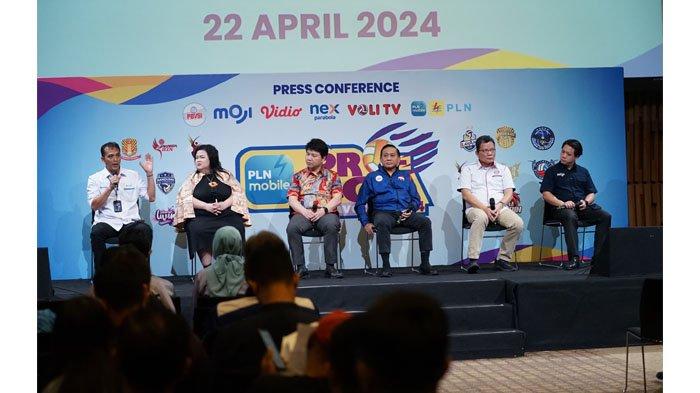 Executive Vice President Komunikasi Korporat dan TJSL PLN Gregorius Adi Trianto (kiri) saat menyampaikan paparan terkait dukungan PLN terhadap olahraga voli Indonesia dalam Konferensi Pers PLN Mobile Proliga 2024 di Jakarta, Senin (22/4). Turut hadir dalam acara tersebut Ketua Umum Persatuan Bola Voli Seluruh Indonesia (PBVSI) Komjen Pol (P) Drs. Imam Sudjarwo, M.Si (tiga dari kanan) dan Wakil Direktur Proliga dan Ketua Bidang Kompetisi PBVSI Reginald C. Nelwan (dua dari kanan).