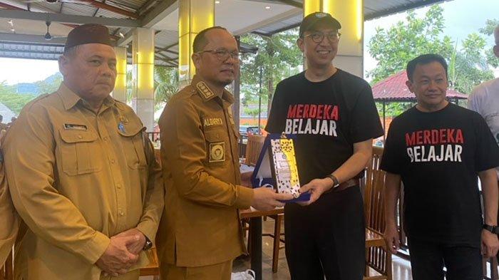 Bupati Bangka Tengah, Algafry Rahman saat bertemu dengan Direktur Jenderal Pendidikan Anak Usia Dini, Dasar, dan Menengah (Dirjen PDM) Kementerian Pendidikan dan Kebudayaan Republik Indonesia Iwan Syahril di Rumah Makan Gale-gale, Selasa (23/4/2024).