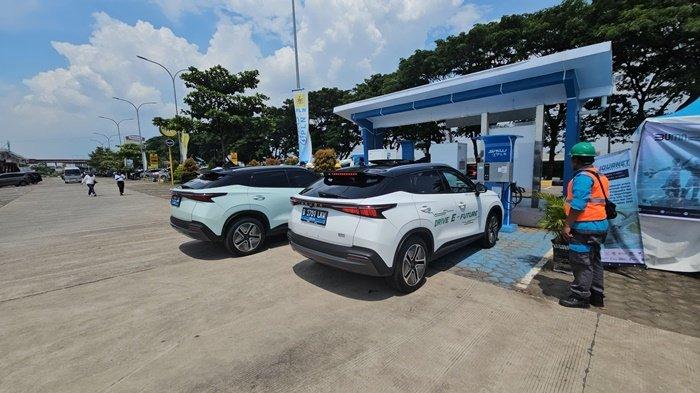 Rombongan peserta sedang berada di lokasi SPKLU