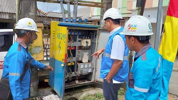 Asisten Manager Jaringan PLN UP3 Bangka,Sahriyanto (tengah) sedang memeriksa gardu distribusi yang menyuplai pasokan listrik di lokasi kunjungan Meteri PPTD RI di Desa Namang.