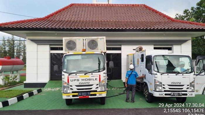 Perugas PLN melakukan pemasangan UPS dan Genset Mobile di gedung mahligai komlek perumahan Gubernur, untuk memastikan kegiatan Silahturahmi dan Dinner Menteri PPTD RI bersama Forkopimda dan pimpinan instansi Vertikal Babel.