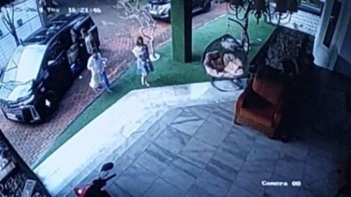 Terungkap dalam rekaman CCTV detik-detik anggota Polresta Manado Brigadir Ridhal Ali Tomi (RAT) menurunkan beberapa penumpang, termasuk wanita muda menggendong bayi, sebelum ia tewas bunuh diri di dalam mobil Toyota Alphard di Mampang, Jakarta Selatan, Kamis (29/4/2024).