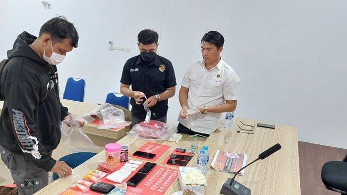 Sejumlah anggota kepolisian dari Polres Bangka Selatan ketika tengah menyusun sejumlah barang bukti narkotika jenis sabu di Polres setempat, Rabu (1/5/2024). Total terdapat 43 paket sabu dengan berat 95,59 gram yang berhasil diamankan petugas selama bulan April.