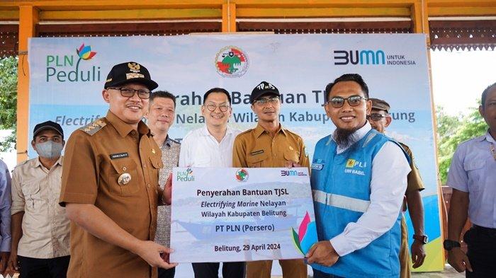 Simbolis Penyerahan Bantuan TJSL PLN Program Elektrifying Marine yang diserahkan oleh Senior Manager KKU PLN UIW Babel, Anton Wahyu Utomo (kanan), kepada PJ Bupati Belitung, Yuspian, S.Sos, M.I.R