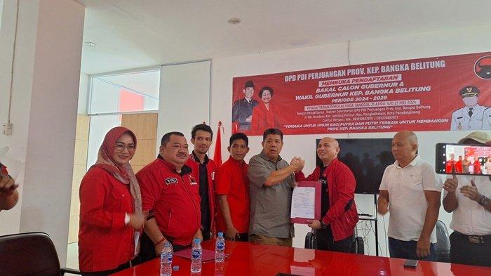 Pengambilan sekaligus pengisian berkas formulir pendaftaran pencalonan Gubernur di Kantor DPD PDIP Provinsi Bangka Belitung, yang dilakukan Hidayat Arsani sebagai bakal calon Gubernur yang diusung Partai Golkar Babel, Kamis (2/5/2024).