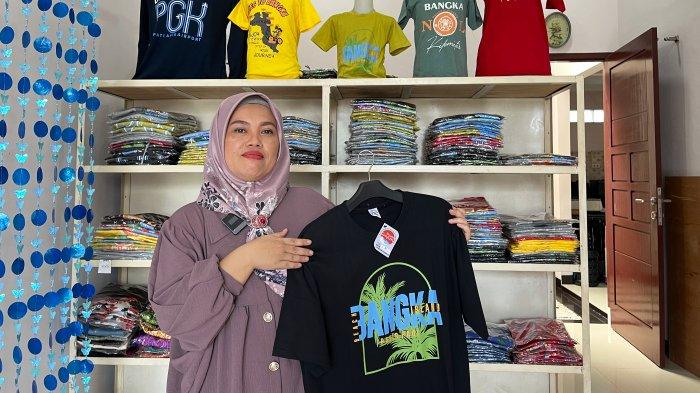 Owner Bangka Grafitti saat menunjukan produk kaos oleh-oleh khas Bangka yang beralamat di jalan Nangka, No96 Bukit Baru, Pangkalpinang, Bangka, Kamis (2/5/2024).